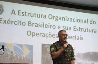 Coronel do Exército Brasileiro, Bernardo Romão Corrêa Neto durante palestra (Foto: Exército Brasileiro/Divulgação)