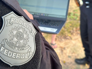 Policiais federais acessam conteúdo de notebook. (Foto: Reprodução/PF)