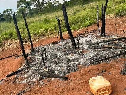 Homem incendeia casa com 2 crian&ccedil;as por inveja no registro de nascimento