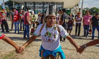 Indígenas protestam em frente ao Supremo Tribunal Federal (Foto: Rafa Neddermeyer/Agência Brasil)