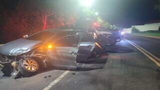 Parte dianteira do veículo ficou destruída após colisão com guard rail. (Foto: Vinicius Santos/Imagem cedida)