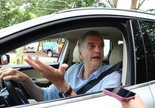 Deputado Dagoberto Nogueira (PSDB) antes de entrar no receptivo para a reunião (Foto: Osmar Veiga)