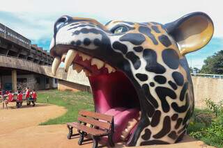 Onça está entre os monumentos do Parque da Ciência. (Foto: Agecom/UFMS)