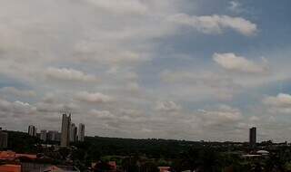 Céu entre nuvens na manhã desta sexta-feira em Campo Grande (Foto: Direto das Ruas) 