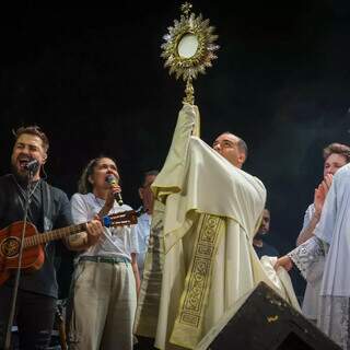 Padre fazendo celebração católica e levantando ostensório (Foto: Divulgação)