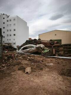 Cenário com carros e lama espalhada por toda parte ainda segue. (Foto: Arquivo pessoal)