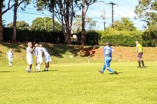 Jogadores disputando partida de futebol amador no campo do Rádio Clube (Foto: Juliano Almeida)