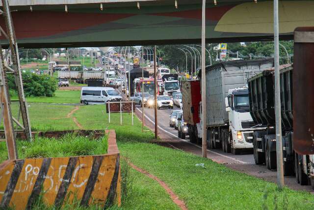 Acidente entre moto e caminh&atilde;o congestiona sa&iacute;da para Tr&ecirc;s Lagoas