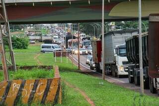 Acidente entre moto e caminh&atilde;o congestiona sa&iacute;da para Tr&ecirc;s Lagoas