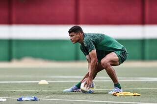 Zagueiro Thiago Silva faz alongamento com a bola em treino (Foto: Lucas Merçon/FFC)