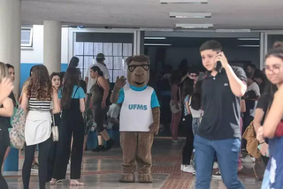 Capi, o mascote da UFMS, em frente a um dos blocos onde certame foi aplicado em 2024. (Foto: Marcos Maluf/Arquivo)