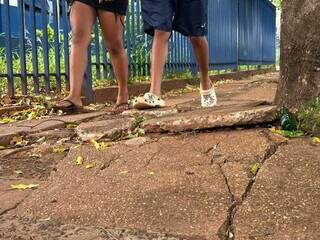 Com rachaduras, Escola Municipal João Nepomuceno é preocupação para pedestres (Foto: Marcos Maluf)