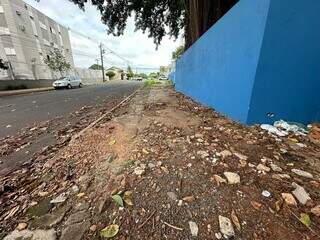 Situação da calçada na Escola Municipal João Nepomuceno (Foto: Marcos Maluf)