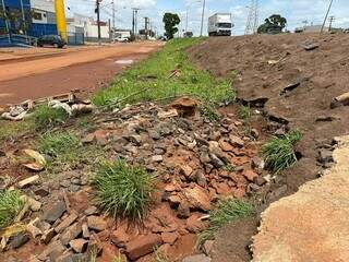 Margem da MS-262, onde a água escoa do Jardim Noroeste para o Panorama (Foto: Marcos Maluf)