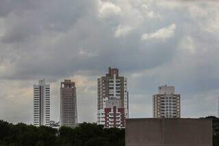 Céu nublado nesta sexta em Campo Grande (Foto: Marcos Maluf)