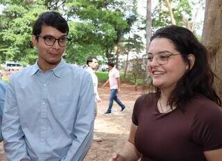 Advogados recém-formados, Josué Vieira Severino e Maria Rita Faia Garcia, na fila para votação (Foto: Osmar Veiga)