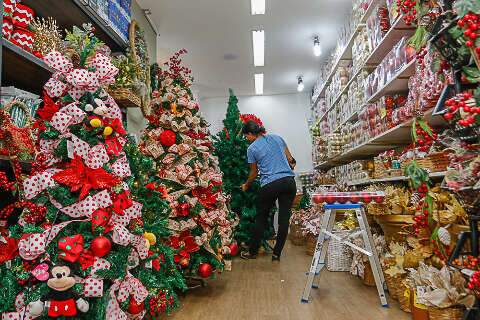 Com aposta no clássico, lojistas notam alta na venda de decoração natalina