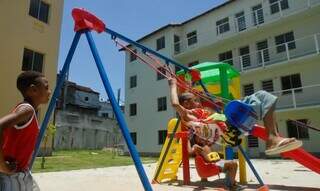 Crianças brincam em playground de condomínio residencial (Foto: Tânia Rêgo)