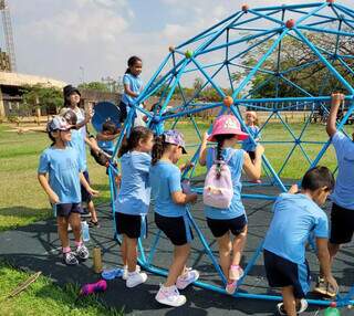 Crianças da E.M. Irene Szukala durante visita ao Parque da Ciência. (Foto: Agecom/UFMS)