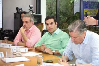 Deputados federais Vander Loubet (PT), Beto Pereira (PSDB) e Dagoberto Nogueira (PSDB) durante a reunião da bancada (Foto: Divulgação)