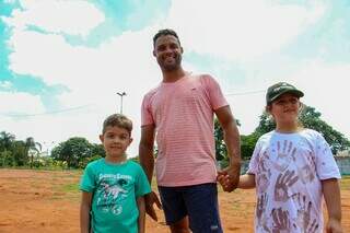 Servidor público federal, Joaquim Douglas Benites, de 39 anos, ao lado dos dois filhos João Miguel, de 5 anos, e Helena, de 9 anos (Foto: Juliano Almeida)