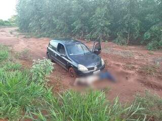 Corpo de João em frente ao carro, na estrada em que foi encontrado (Foto: RCN 67)