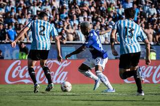 Jogadores disputam a posse da bola na final do torneio sul-americano. (Foto: Gustavo Aleixo/Cruzeiro)