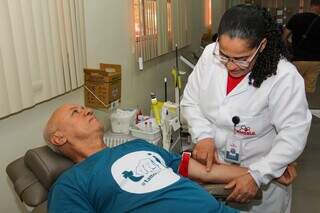 Presidente da Agems (Agência Estadual de Regulação de Serviços Públicos de Mato Grosso do Sul) e integrante do Instituto Tamojunto, Carlos Aberto de Assis doando sangue na manhã deste sábado (23) (Foto: Juliano Almeida)