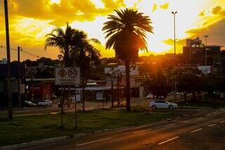 Pôr do Sol na Avenda Afonso Pena, em Campo Grande. (Foto: Juliano Almeida)