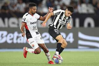 Jogadores disputam a posse da bola no gramado no Engenhão. (Foto: Vítor Silva/Botafogo)