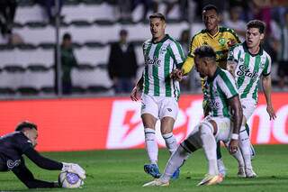 Jogadores disputam a posse da bola no gramado do Alfredo Jaconi. (Foto: AssCom Dourado)