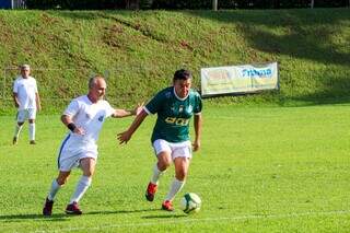 Jogador do Santos marca jogador do Palmeiras durante 1º jogo de Copa dos Clubes (Foto: Juliano Almeida)