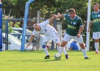 Jogadores disputam a bola durante 1º jogo de Copa dos Clubes (Foto: Juliano Almeida)