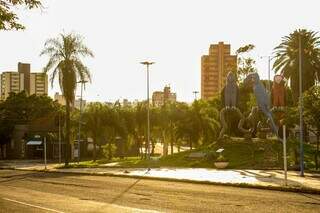 Sol predominante nas primeiras horas do sábado na Praça das Araras em Campo Grande (Foto: Juliano Almeida)