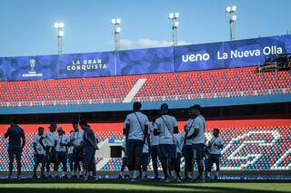 Elenco do Cruzeiro conhendo o estádio da final no Paraguai (Foto: Gustavo Aleixo/Cruzeiro)