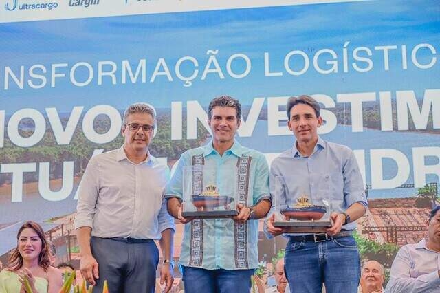 Ministro Sílvio Costa Filho (direita) e empresários durante anuncio dos investimentos (Foto: Divulgação)