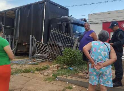 Motorista esquece de puxar freio de caminhão e invade garagem de condomínio