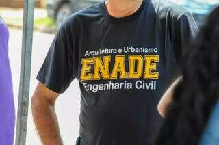 Estudante usa camiseta do Enade na aplicação do certame em 2023 (Foto: Juliano Almeida)