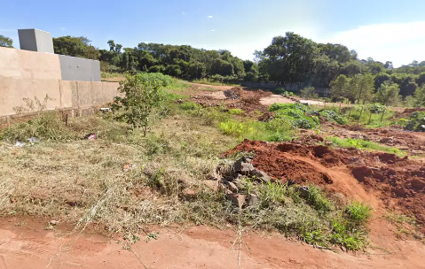 Corpo em decomposição é encontrado durante limpeza de terreno baldio