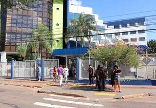 Acadêmicos em frente a uma das universidades onde ocorreu a prova do Enade (Foto: Osmar Veiga)