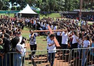 Jovens carregando cruz durante evento (Foto: Osmar Veiga)