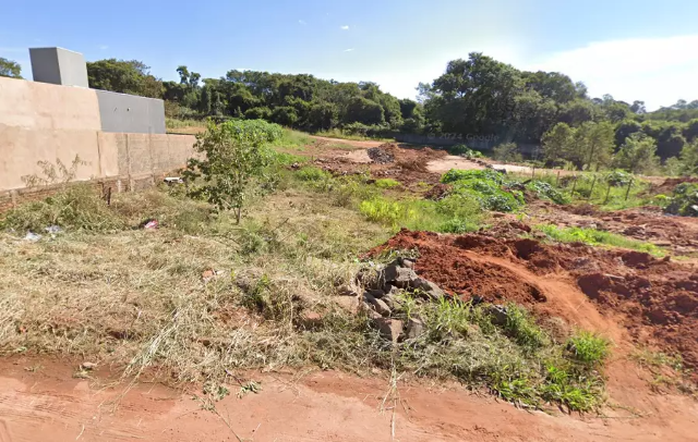 Corpo em decomposi&ccedil;&atilde;o &eacute; encontrado durante limpeza de terreno baldio