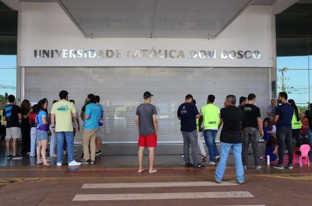 Candidatos denunciam que sinal para sa&iacute;da tocou antes no vestibular da UEMS