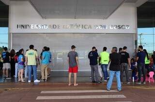 Portão da UCDB fechado na manhã deste domingo, após início das provas (Foto: Osmar Veiga)