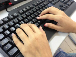 Estudante manuseia um teclado de computador durante curso. (Foto: Arquivo/Campo Grande News)