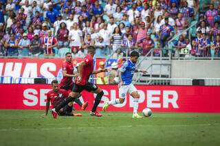 Jogadores disputam a bola no gramado na Arena Fonte Nova. (Foto: Rafael Rodrigues/Bahia)