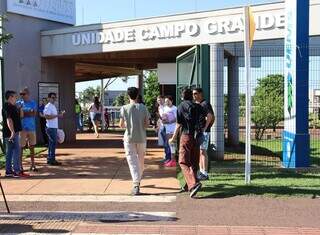 Vestibulando chegando na UEMS na manhã deste domingo (24). (Foto: Osmar Veiga)