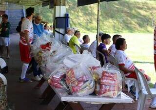 Alimentos arrecados no evento para campanha de Natal. (Foto: Osmar Veiga)