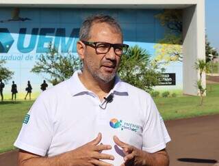 Reitor da UEMS, Laércio de Carvalho comemora participação de alunos no certame. (Foto: Osmar Veiga)