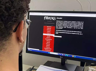 Rapaz acessa site de relacionamentos em computador. (Foto: Arquivo/Clara Farias)